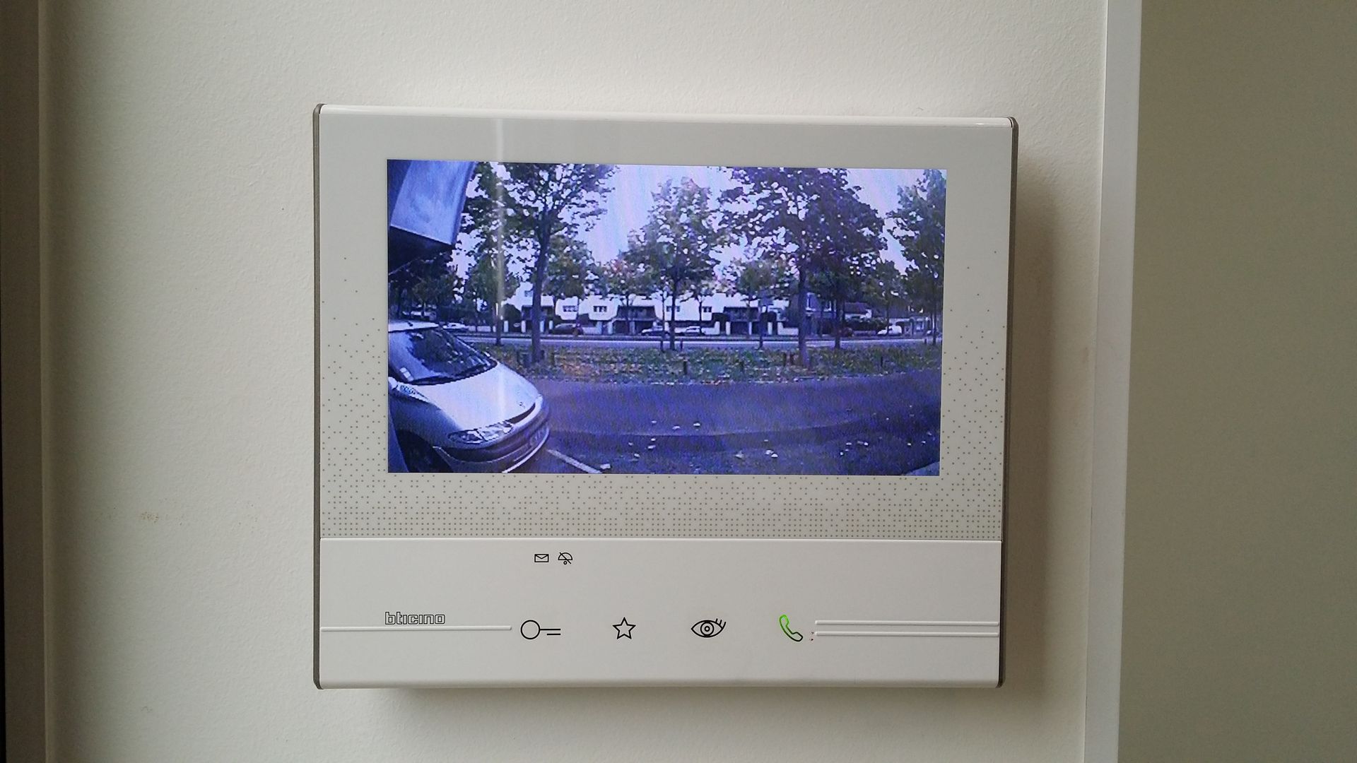 Un interphone installé en intérieur