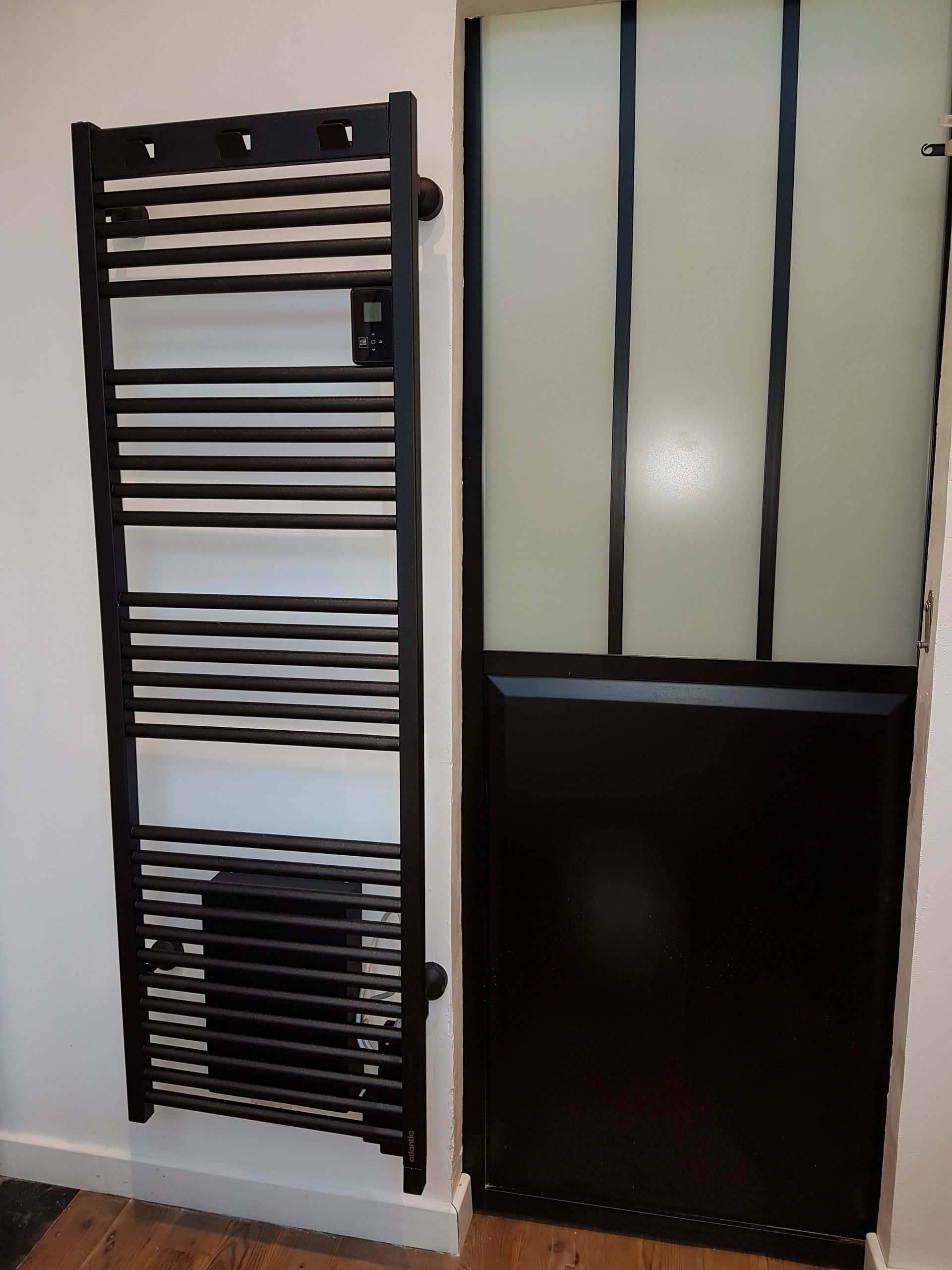 Un sèche-serviettes près d'une porte