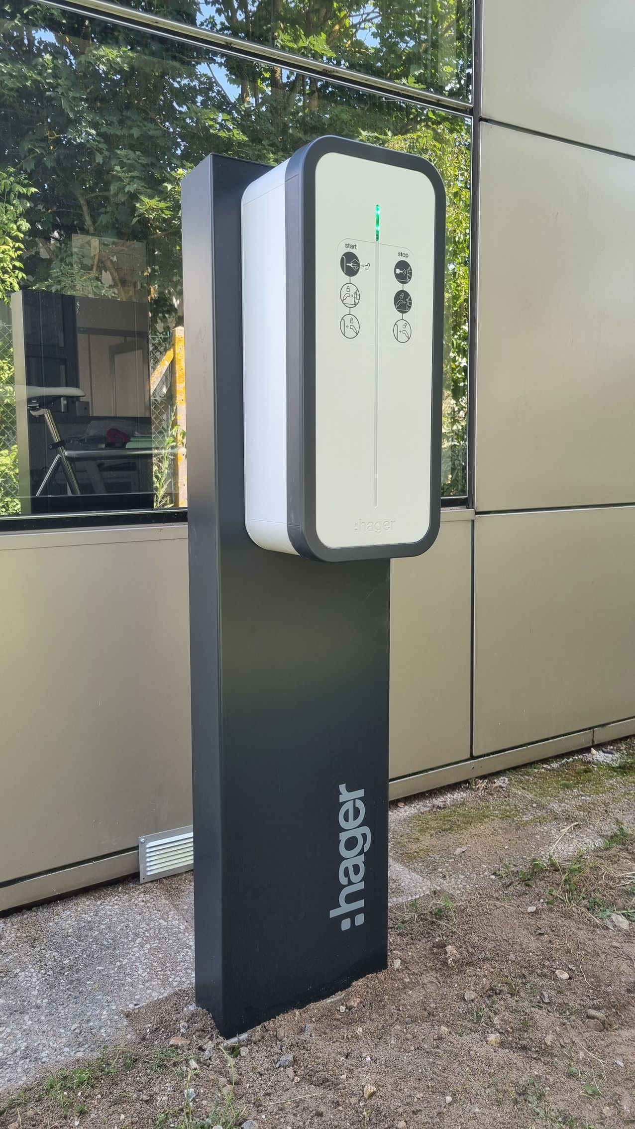Une borne de recharge de type Hager en extérieur