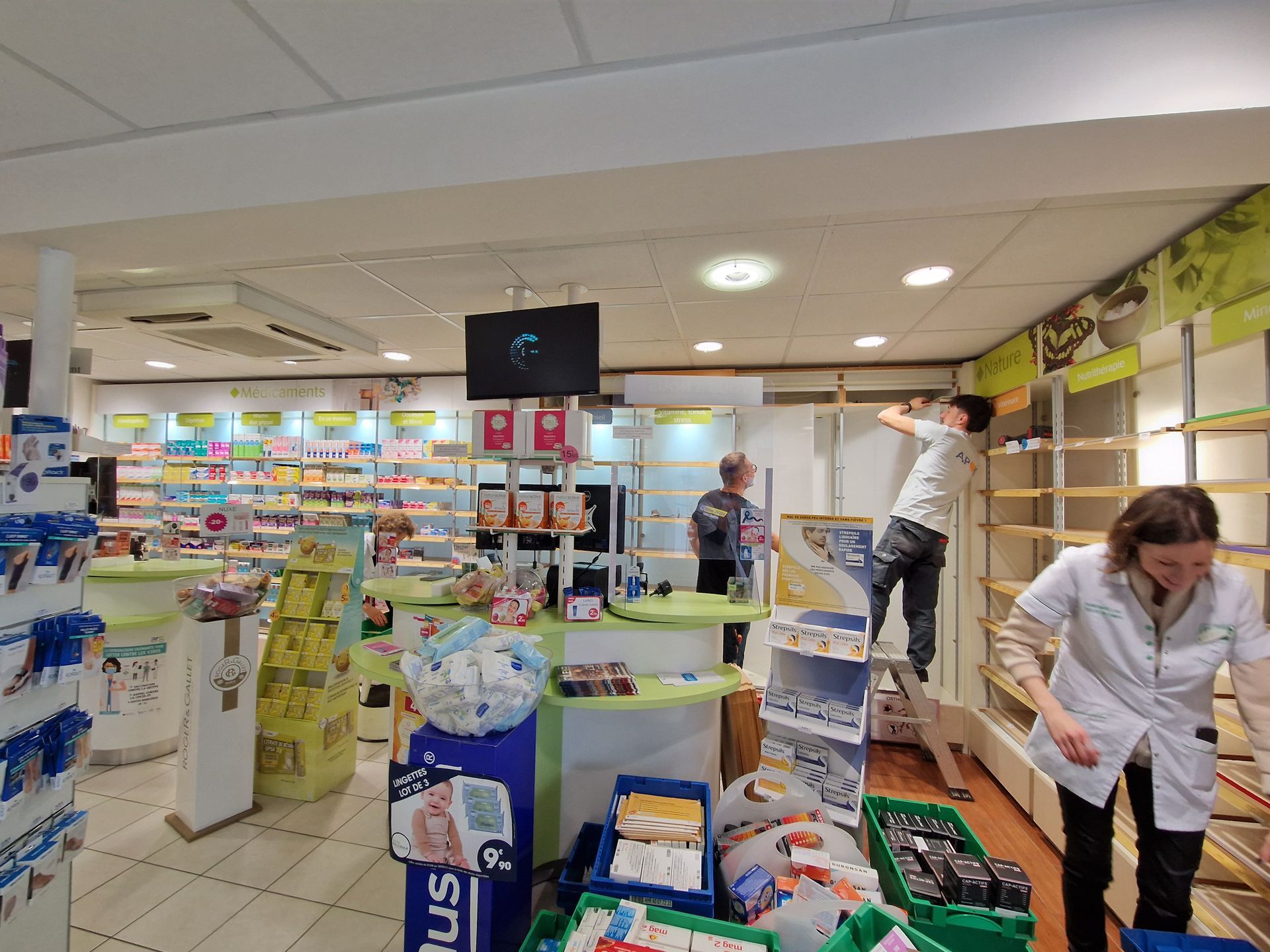 Pose de présentoir dans une pharmacie