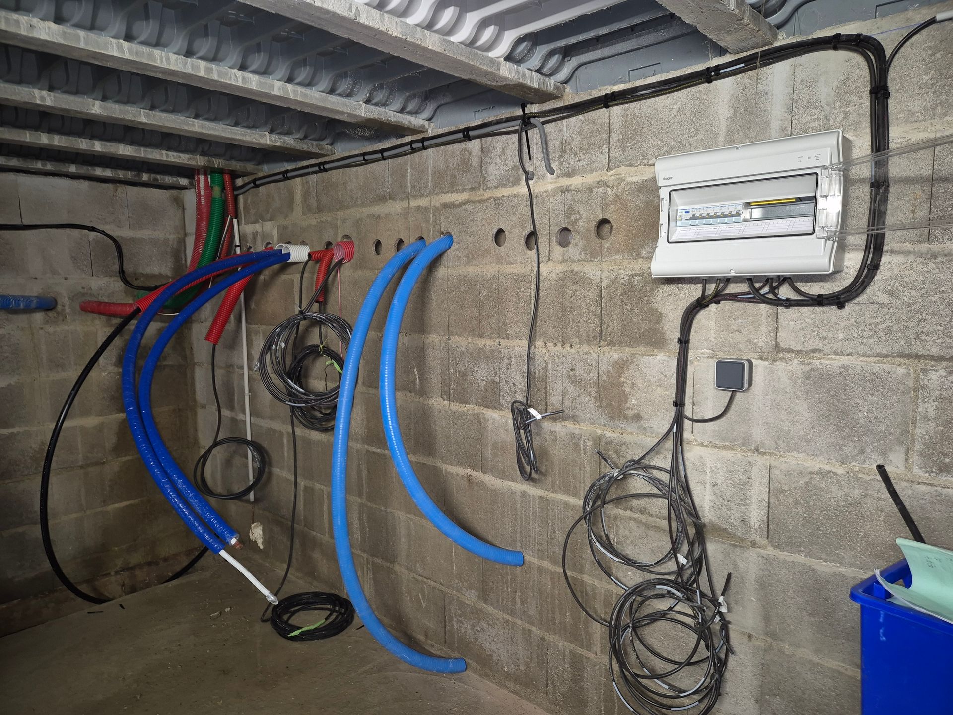 Une installation électrique pour piscine en cours