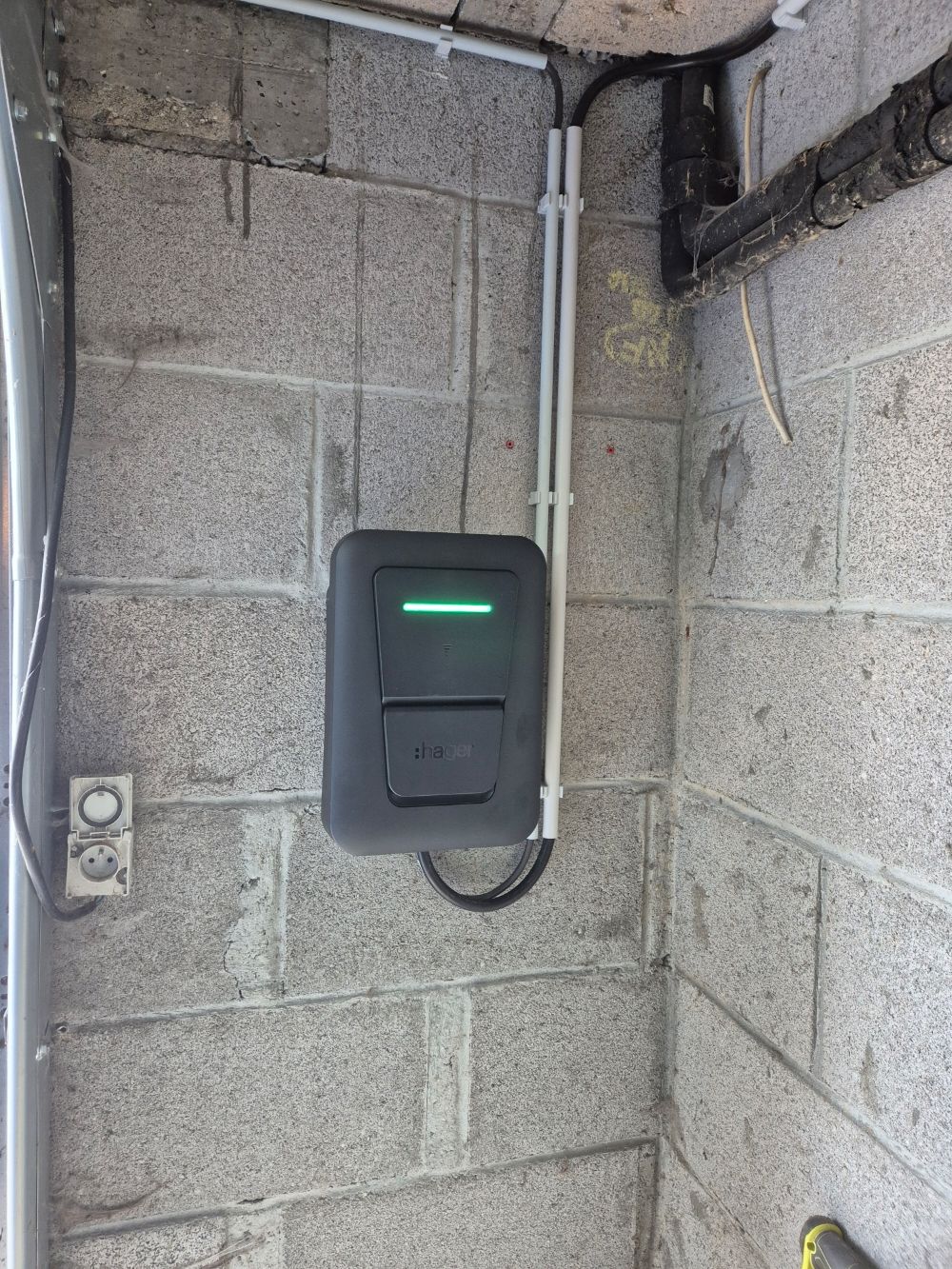 Une borne de recharge avec un voyant vert