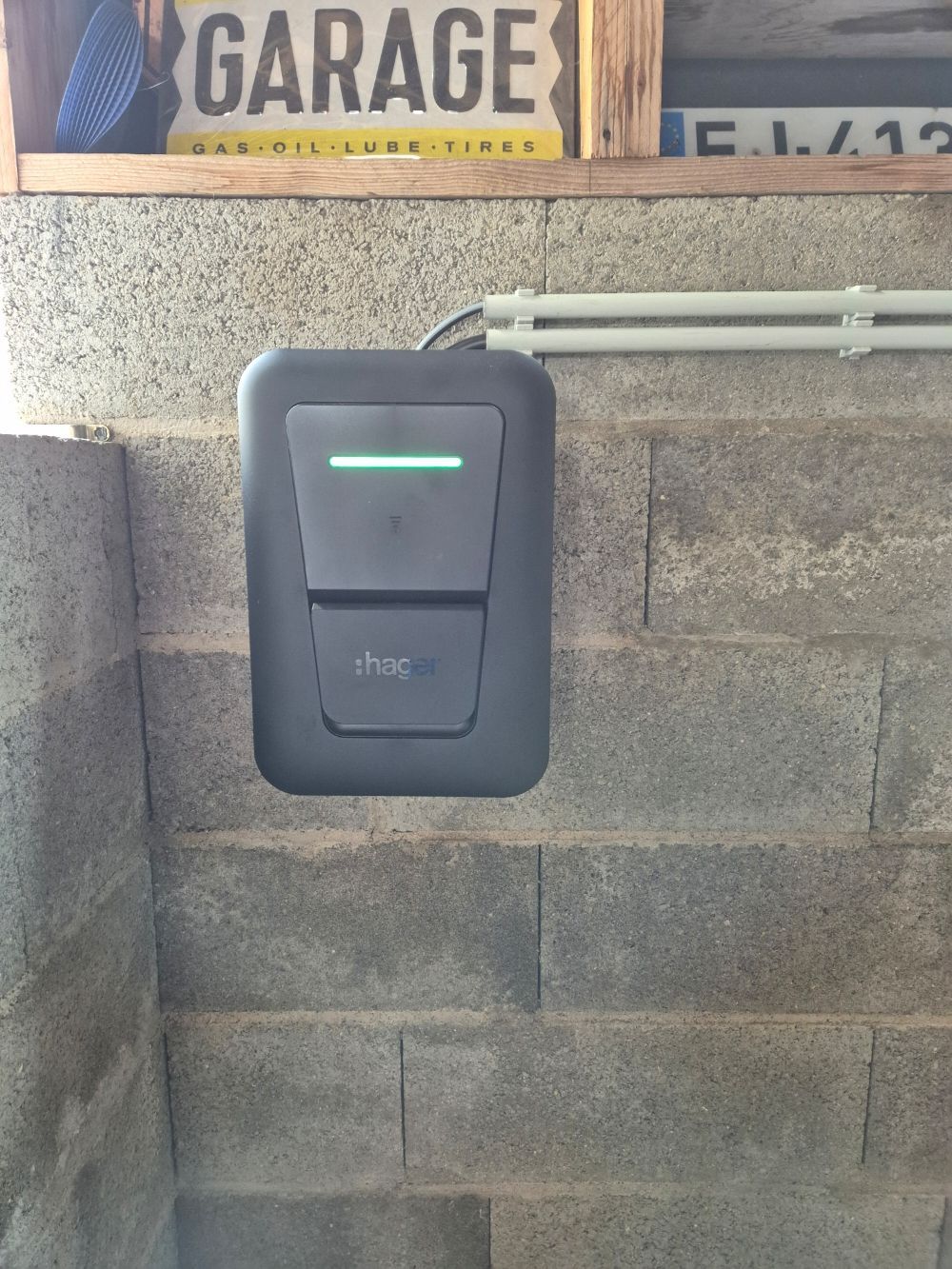 Une borne de recharge installée sur un mur