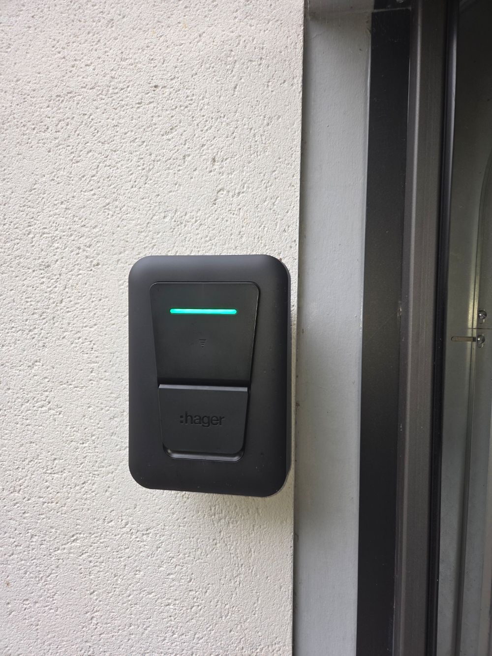 Une borne de recharge de la marque hager