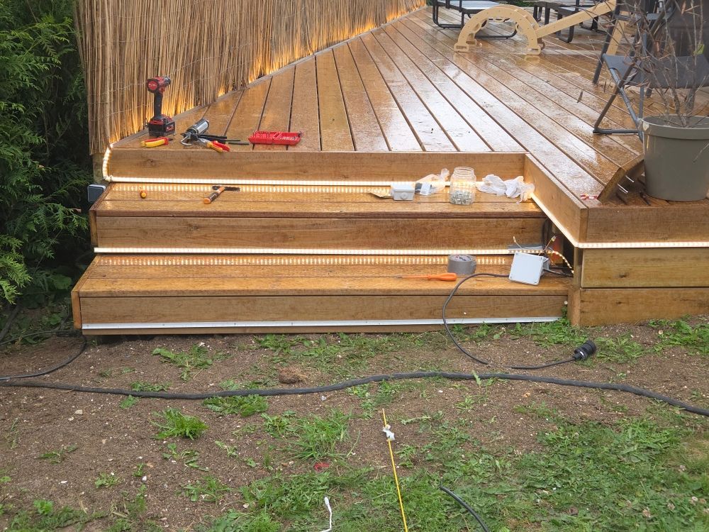 Pose d'éclairage sur une terrasse en bois