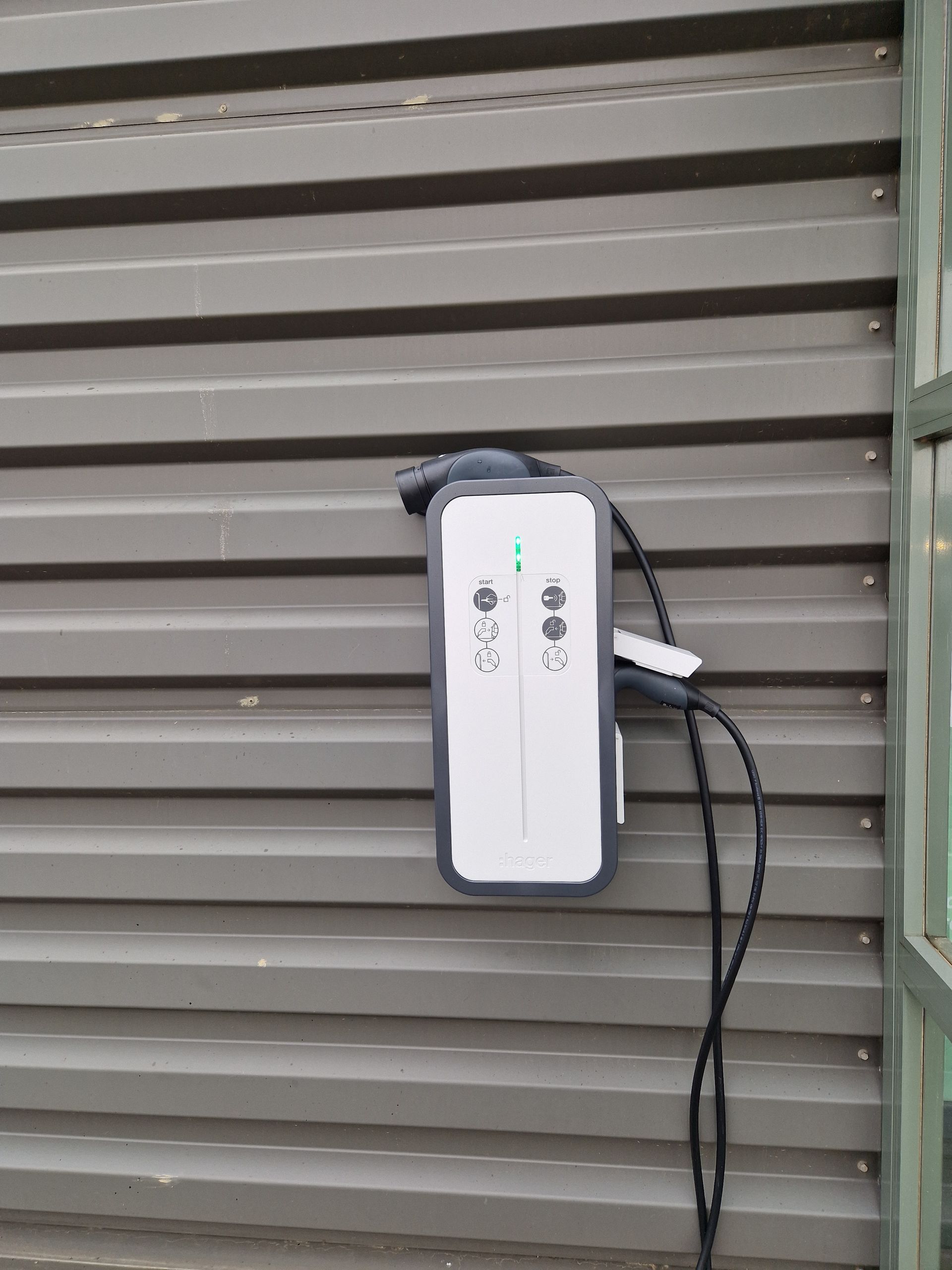Une borne de recharge murale