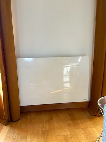 Un chauffage électrique blanc laqué