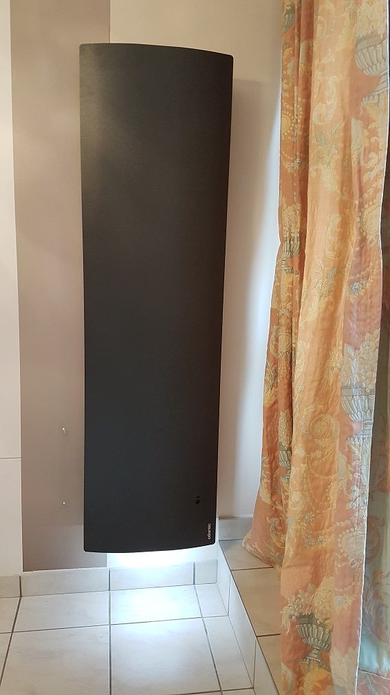 Un radiateur noir de marque Atlantic