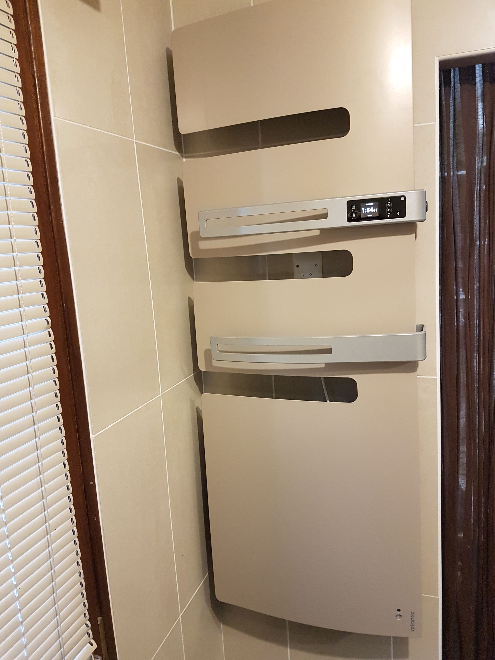 Un sèche-serviettes avec une commande digitale