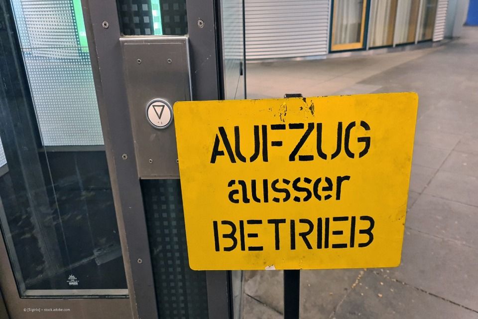 Schild: Aufzug außer Betrieb