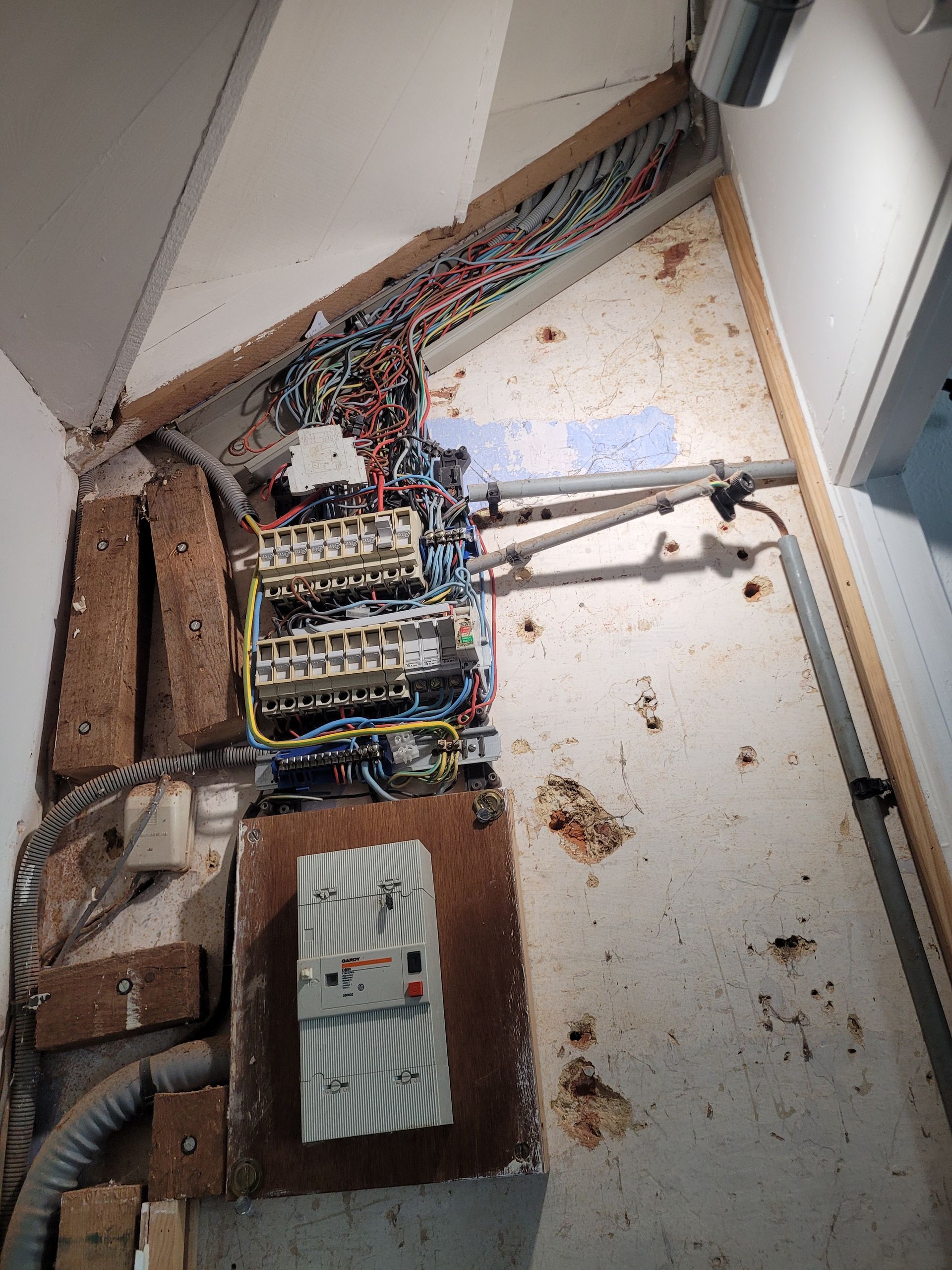 Un système électrique d'une maison en rénovation.