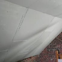Un plafond blanc en travaux.