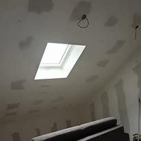 Un plafond avec une fenêtre.