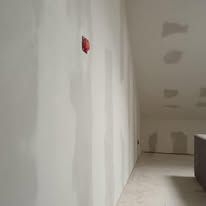 Des murs blancs en travaux.