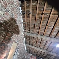 Une pièce avec des murs en pierre rouge.