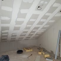 Le plafond d'une maison en travaux.