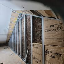 Des murs en travaux d'isolation.