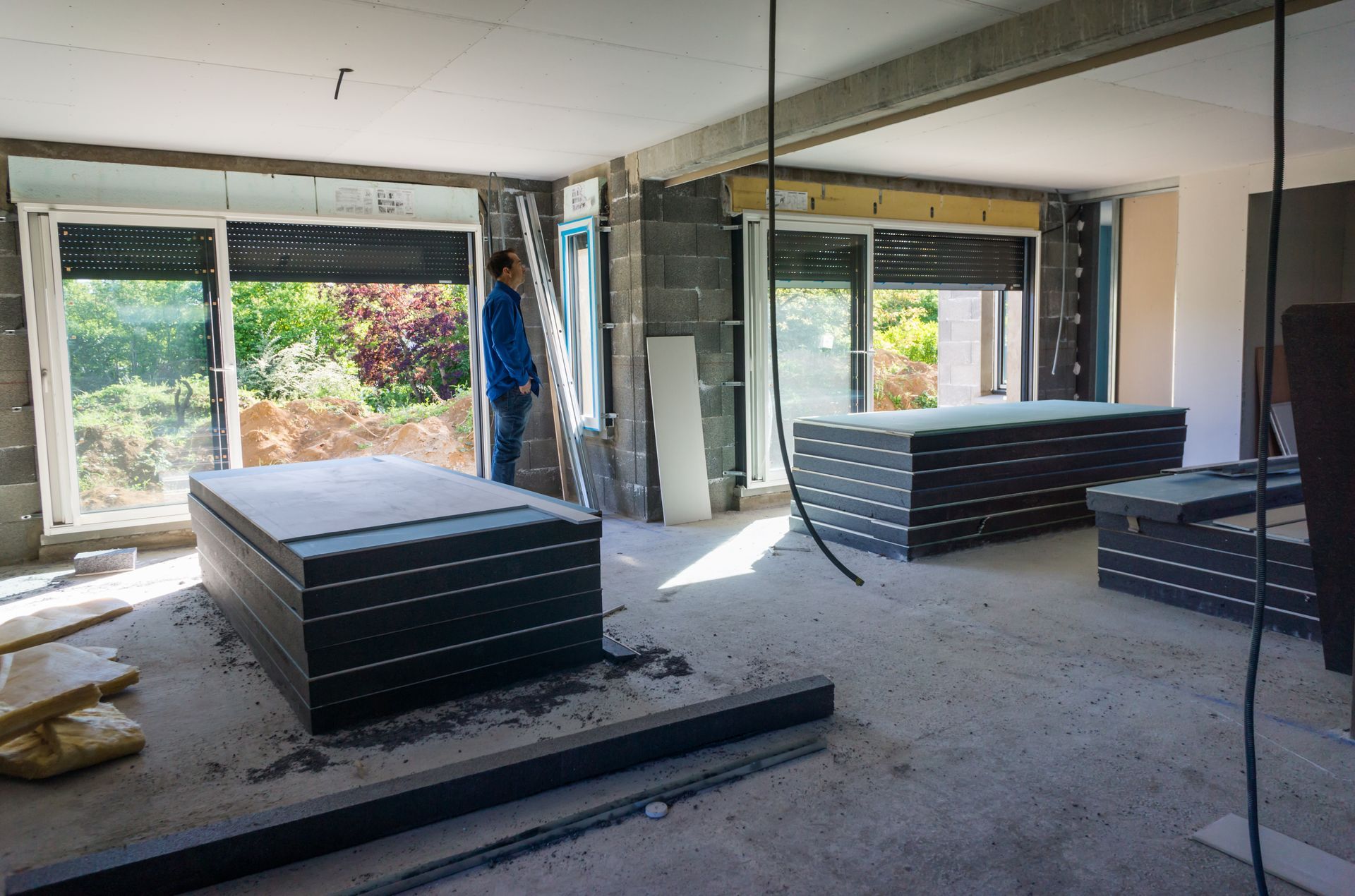 Des cloisons prêtes à être installées.