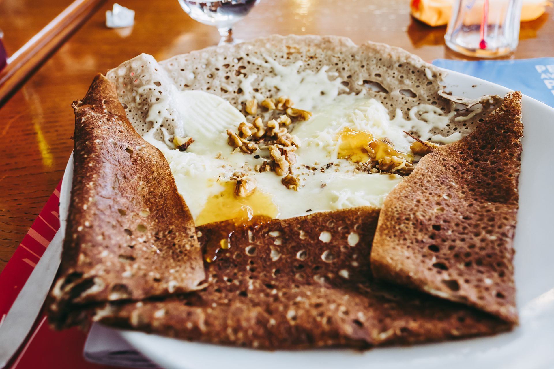 Crêpe salée aux œufs à manger au restaurant