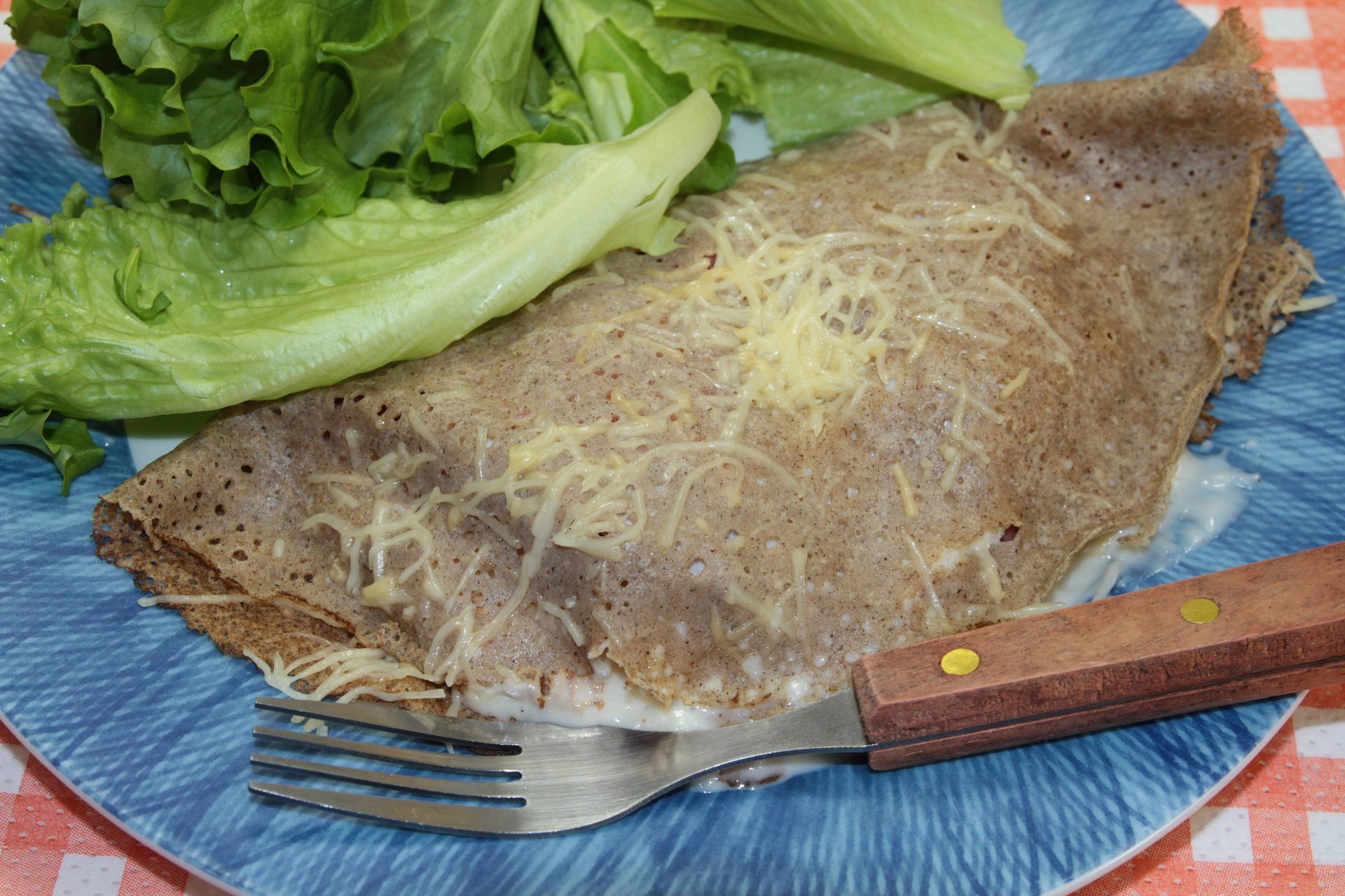 Une crêpe salée avec sa salade