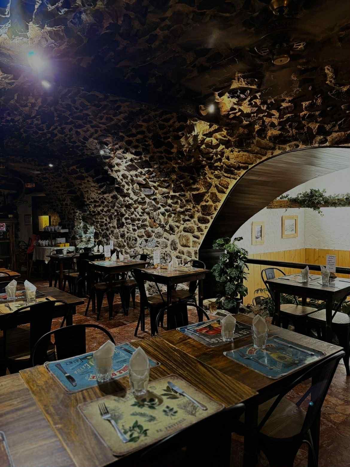 La salle de restaurant comprenant les cartes sur les tables