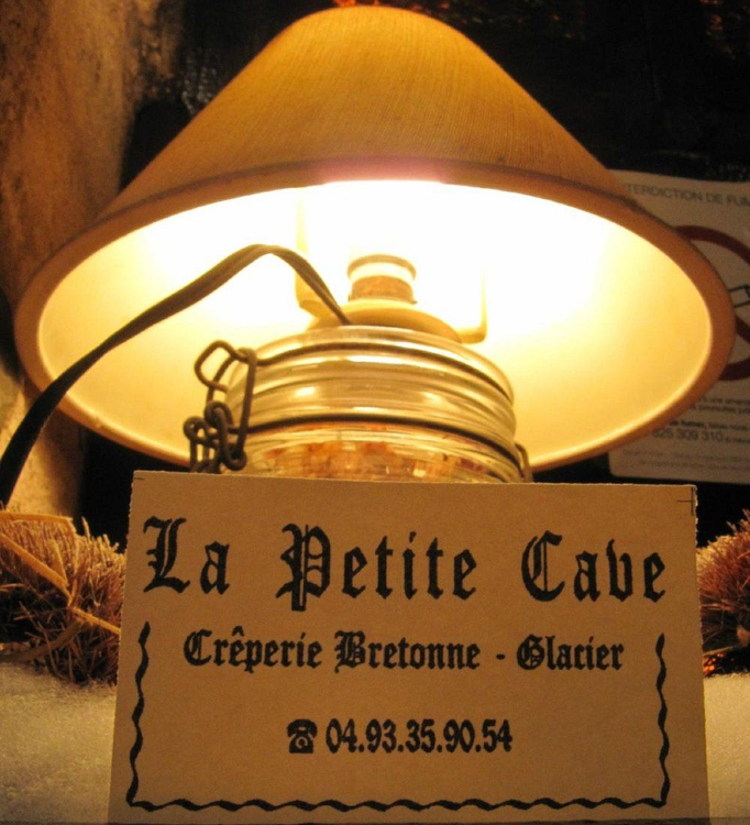 Pancarte indiquant crêperie bretonne - glacier