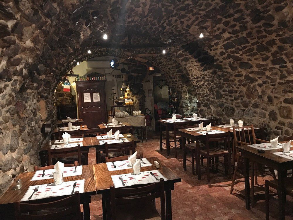 Les tables sont dressées dans le restaurant