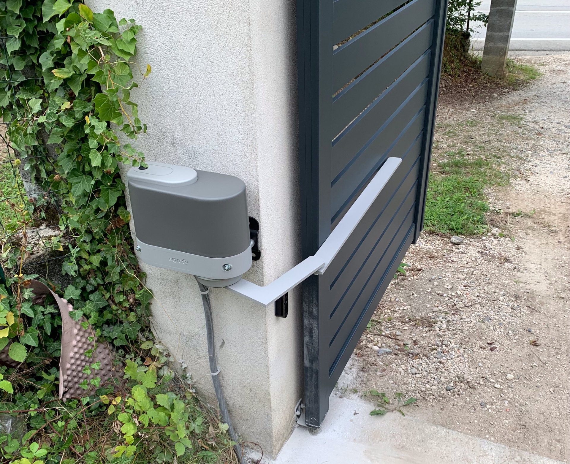 Motorisation de portail gris