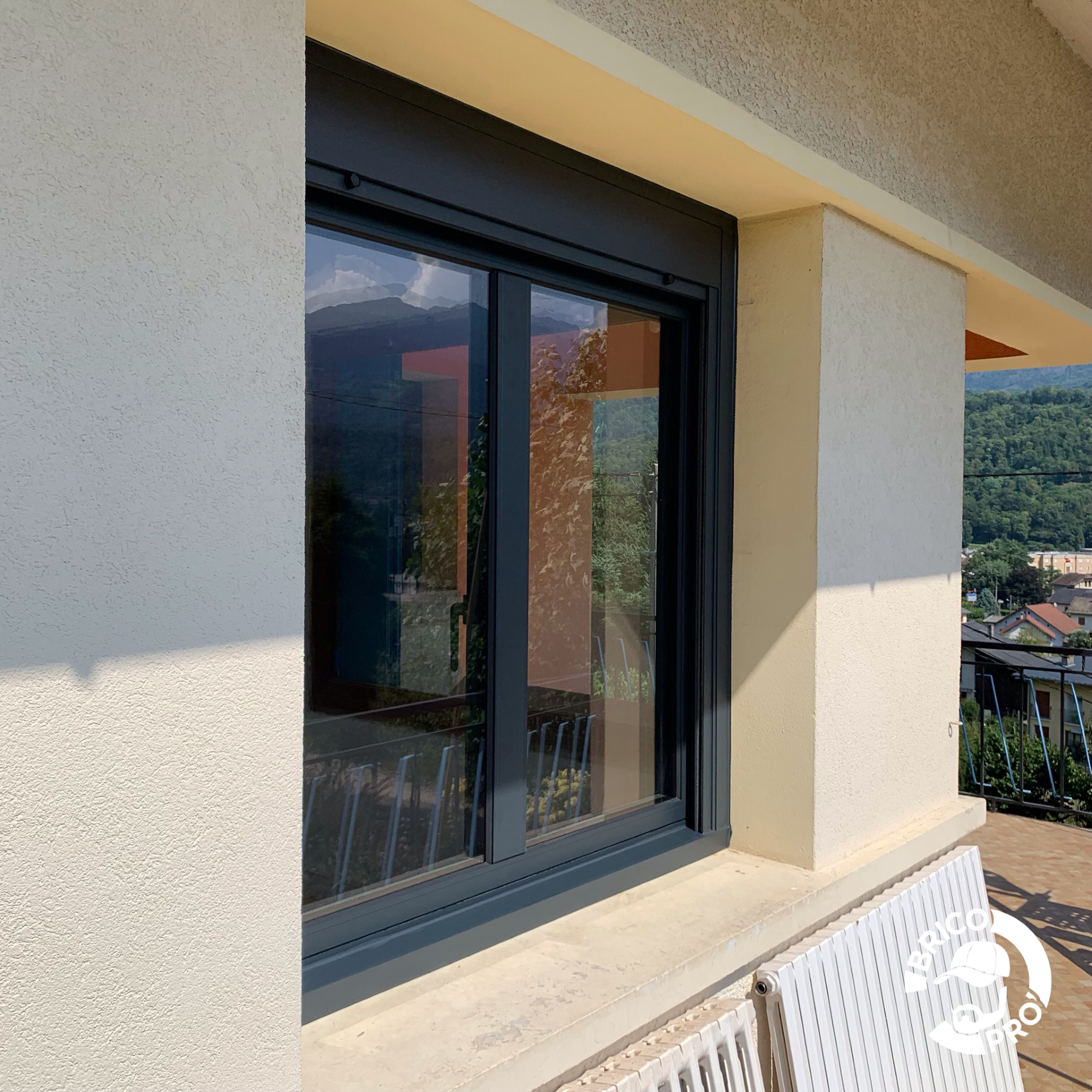 Fenêtre coulissante gris anthracite