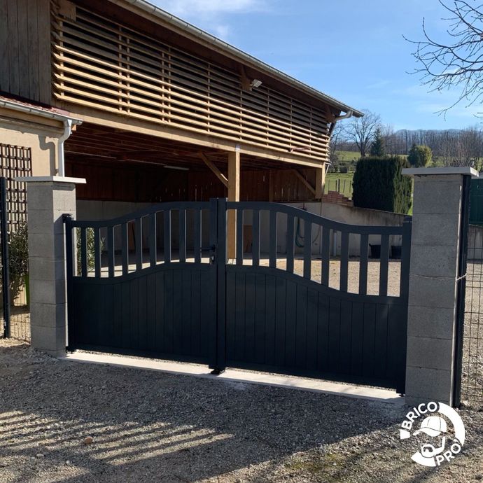 Porte-fenêtre coulissante à menuiserie blanche