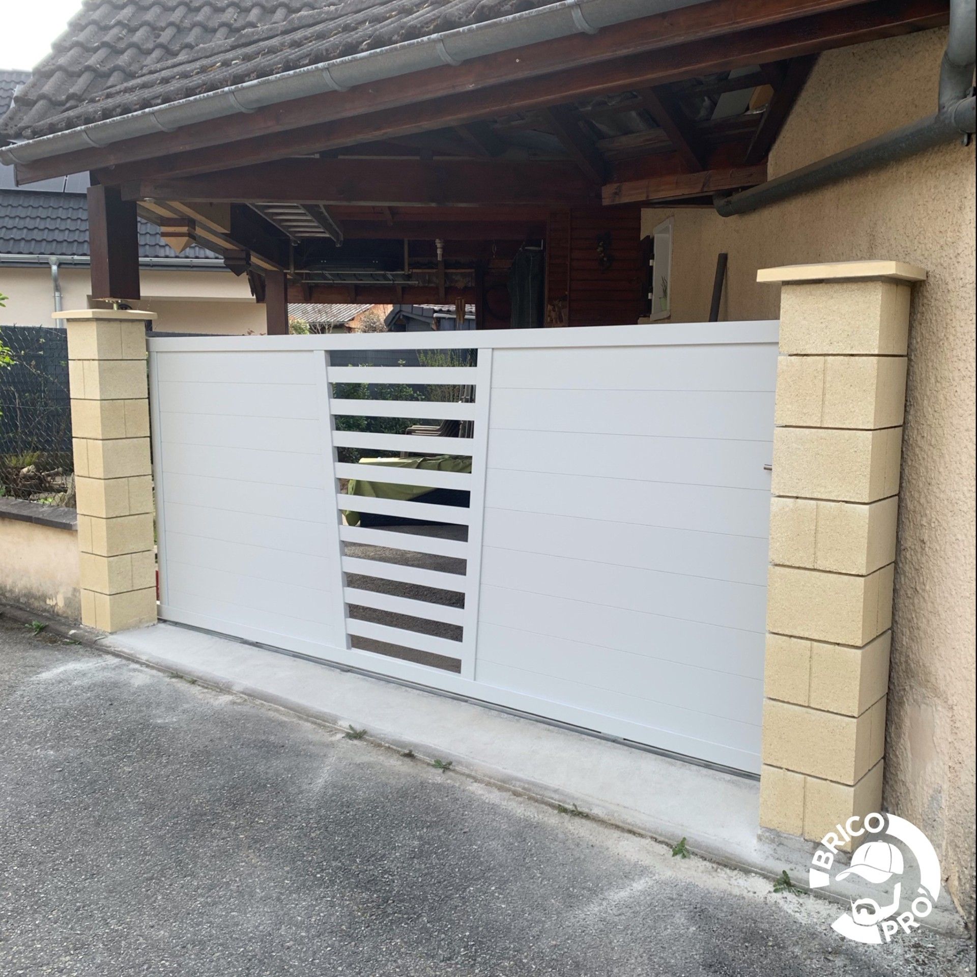 Portail coulissant blanc en PVC sur mesure