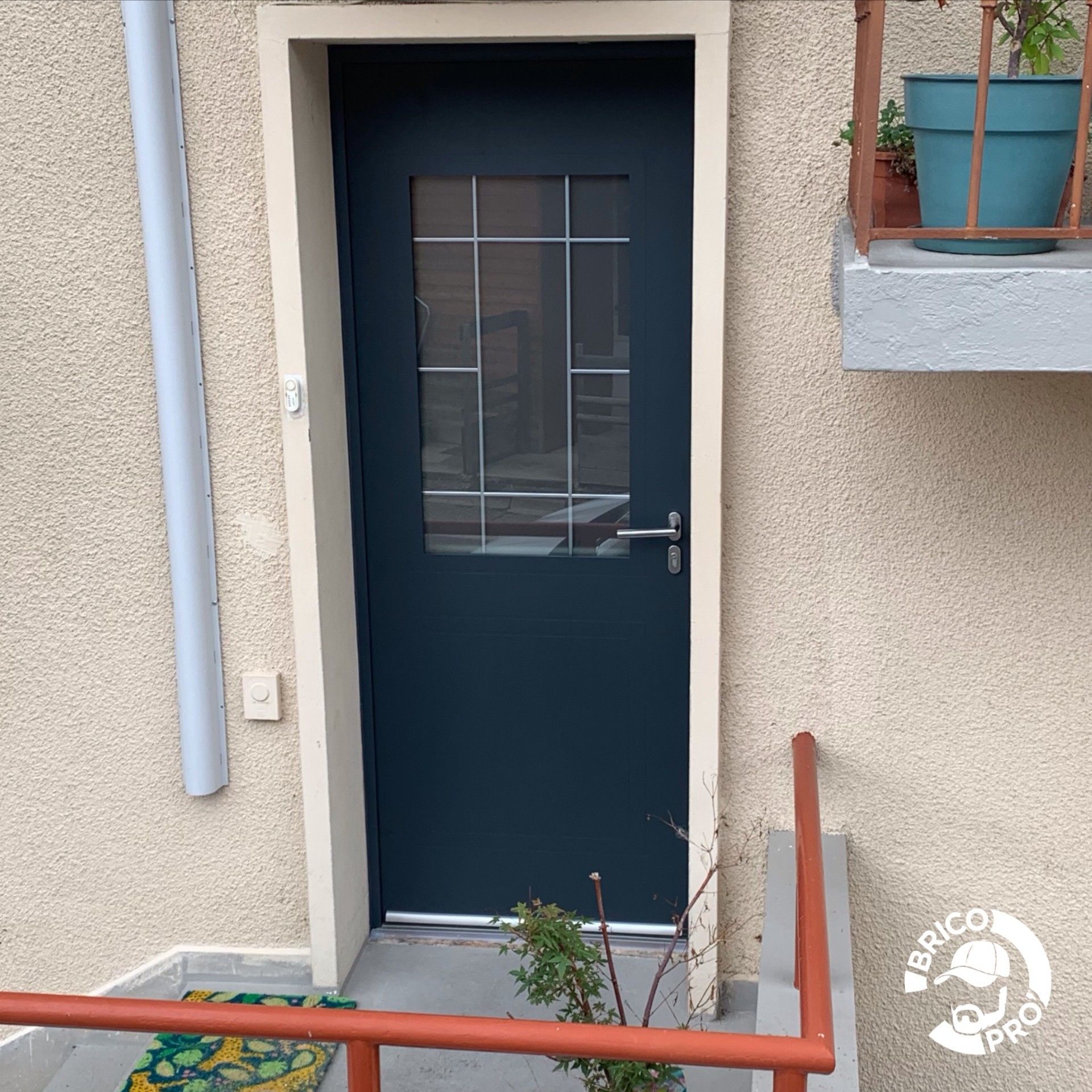 Porte d'entrée vitrée en PVC
