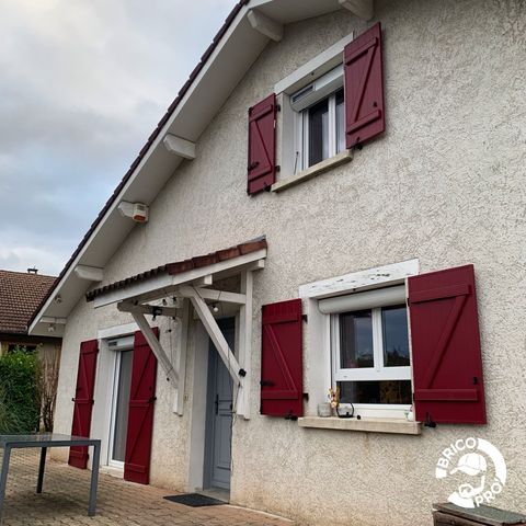 Façade d'une maison avec des volets rouges