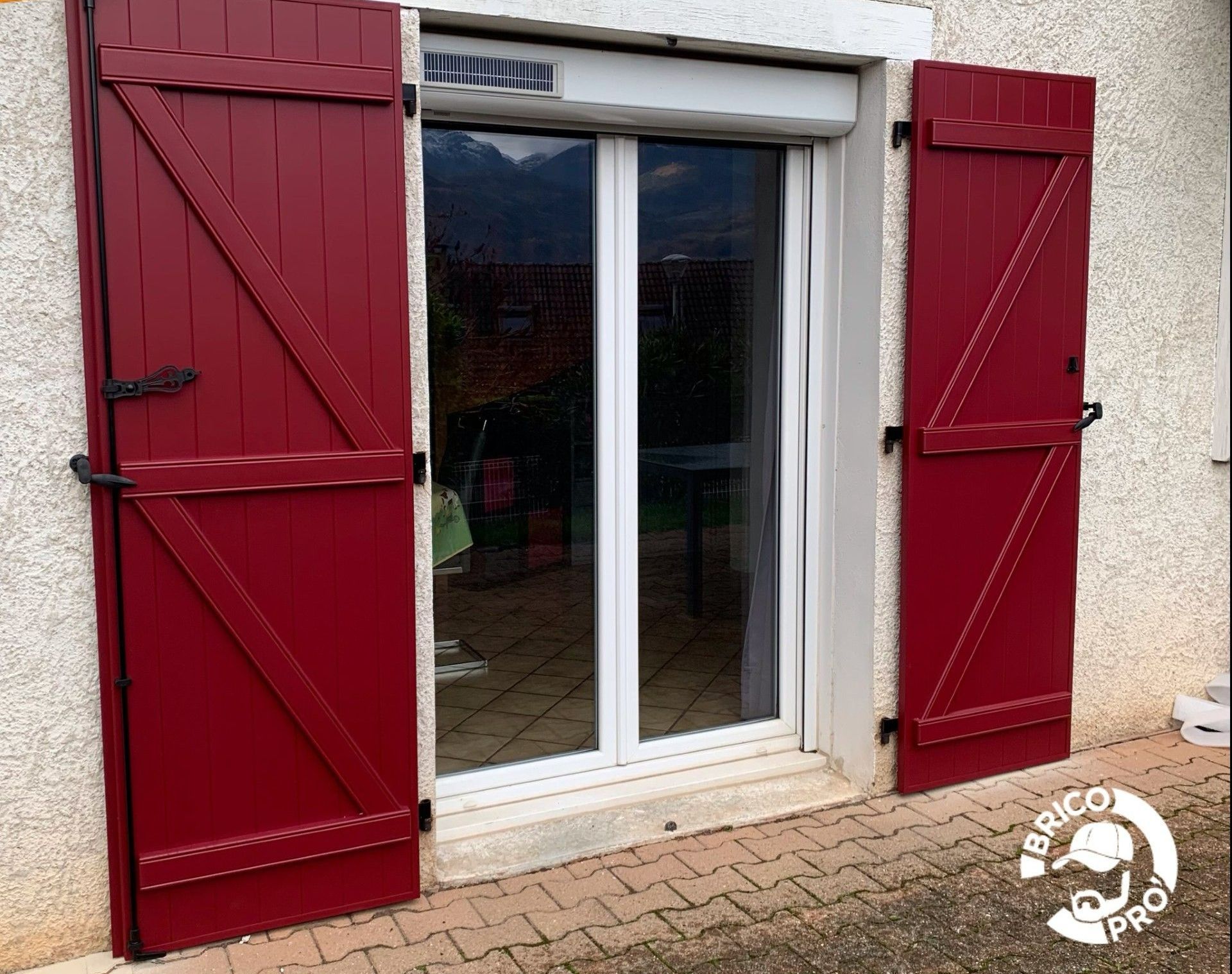 Nouveaux volets battants couleur bordeaux