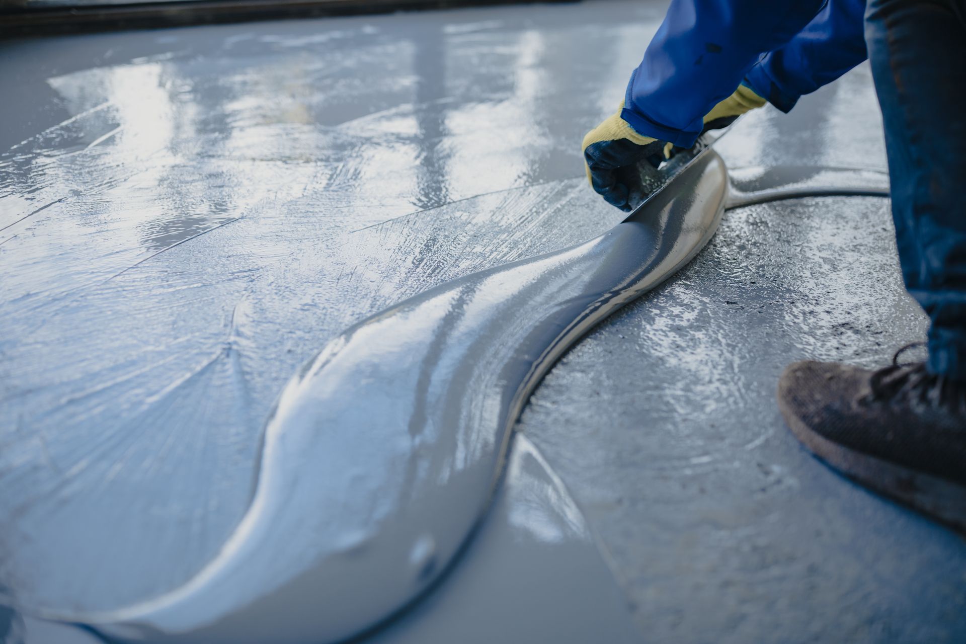 Pose de chape de ciment et pose béton ciré