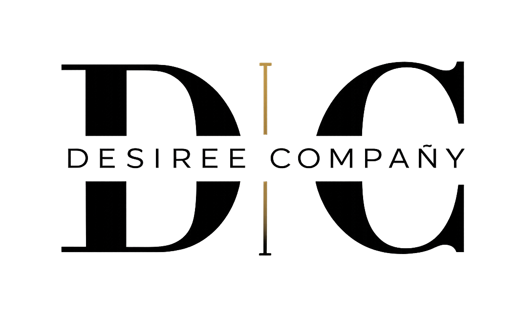 Logotipo de Desiree Company con iniciales DC en negro y una línea vertical dorada sobre fondo blanco.