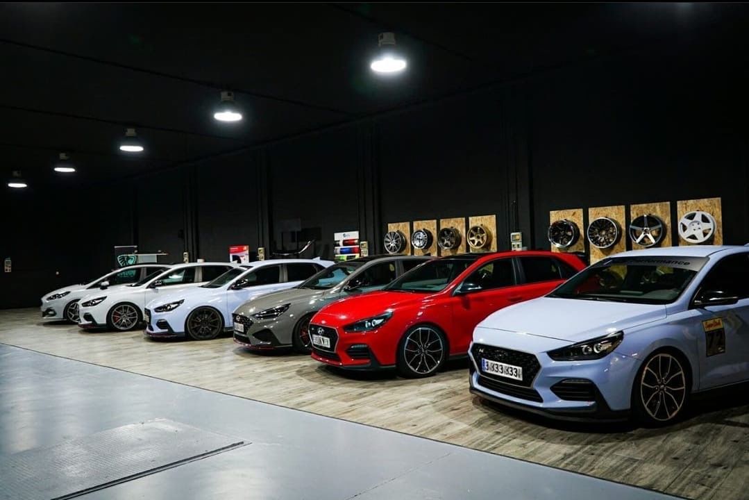 Una fila de coches están aparcados en un garaje.