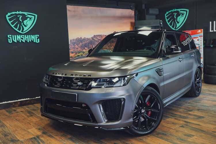 Un Range Rover Sport está estacionado en una sala de exposición.