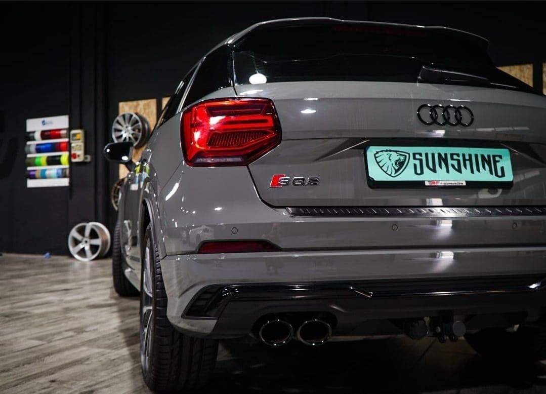 Se muestra la parte trasera de un Audi Q2 RS en un garaje.