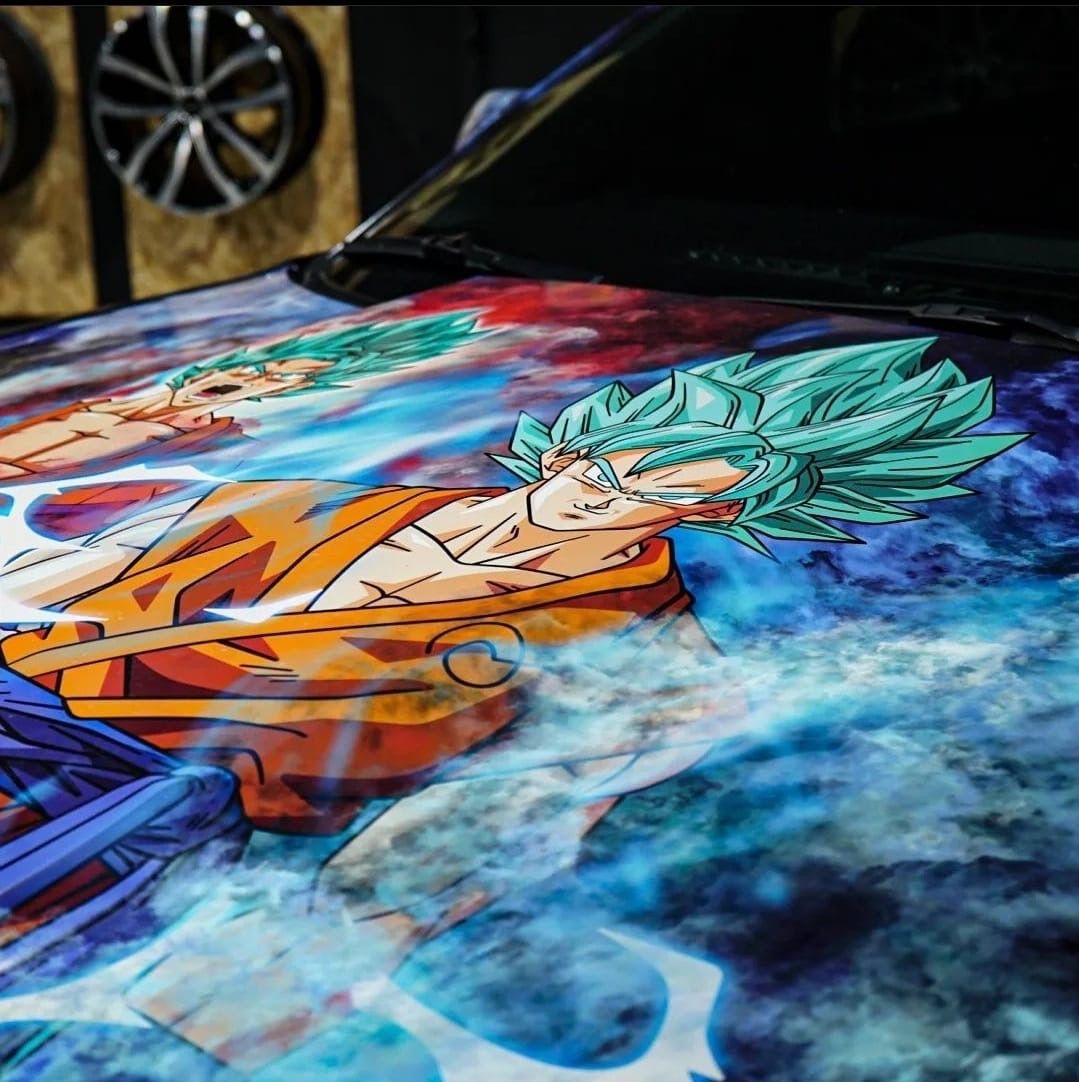 Una pintura de un hombre con cabello verde en el capó de un automóvil.