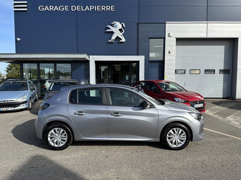 Petite voiture grise d'occasion devant le garage Delapierre