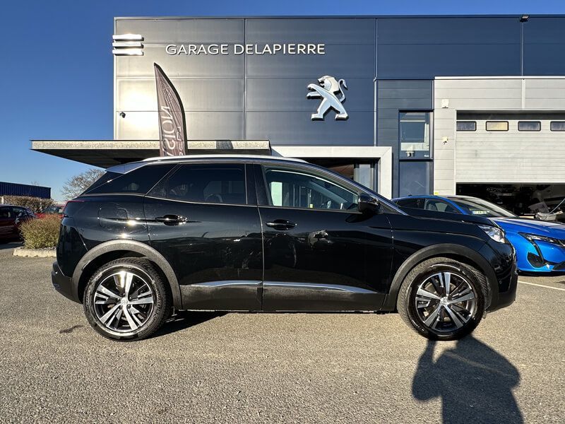 Break noir d'occasion devant le garage Delapierre