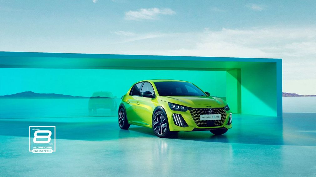 Peugeot E-208 verte dans un décor futuriste
