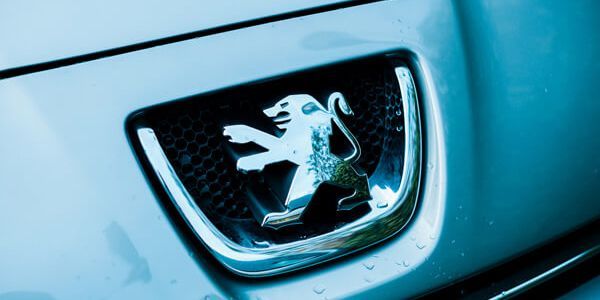 Logo Peugeot sur une voiture de la marque