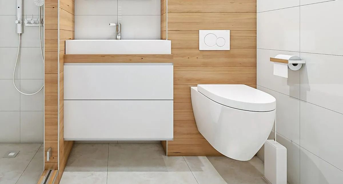 Salle de bains moderne avec toilettes suspendues et meuble lavabo, murs en bois clair et sol carrelé.