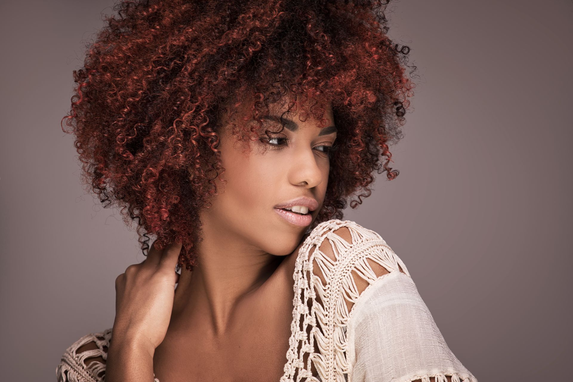 Femme avec une coupe afro.