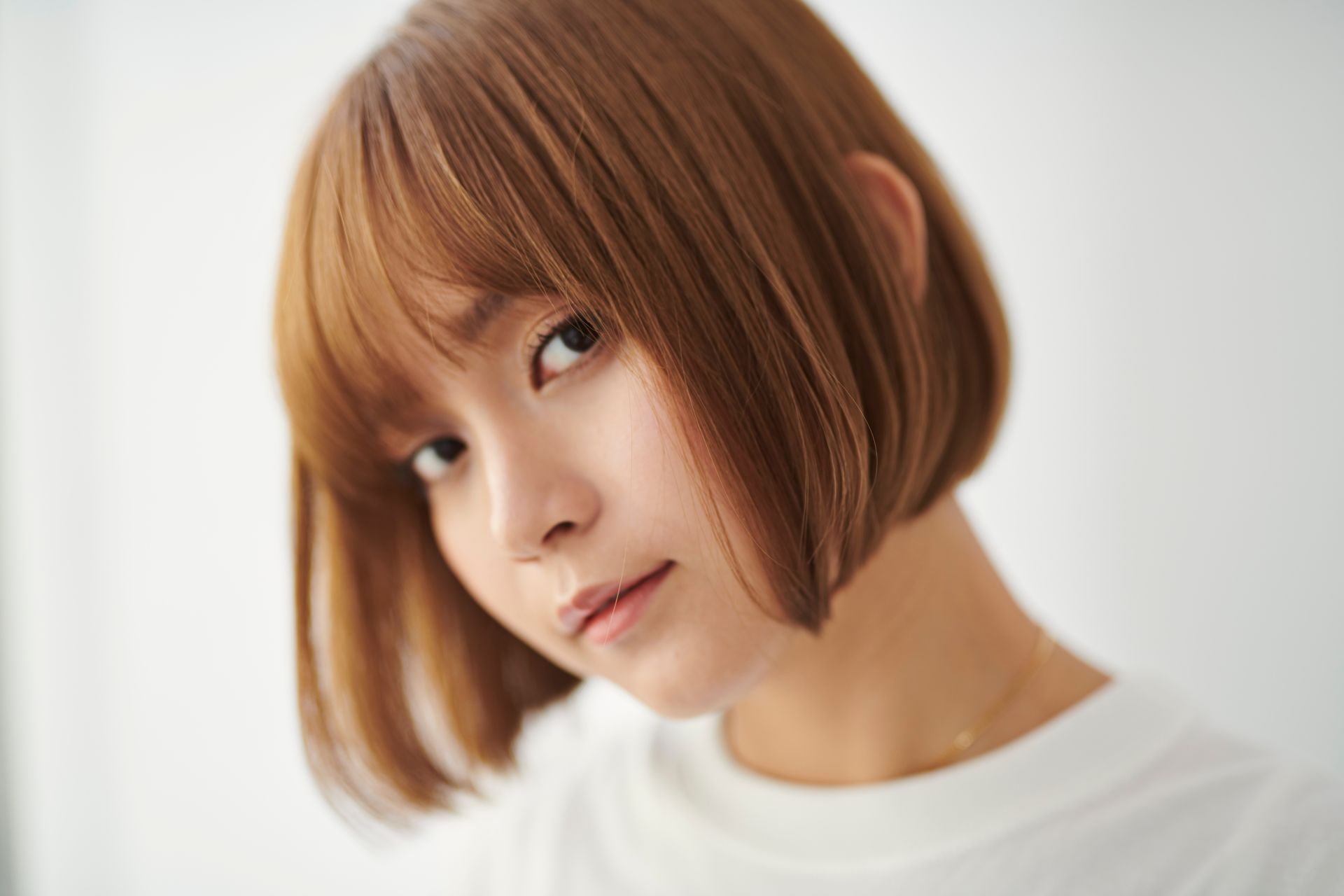 Femme avec une coupe carrée.