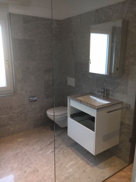 Dusche Wand und Boden in Marmor - Walter Maag Plattenbeläge & Ofenbau in Höri
