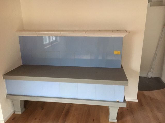 Kachel-Sitzbank mit Sitzfläche in Sandstein - Walter Maag Plattenbeläge & Ofenbau in Höri