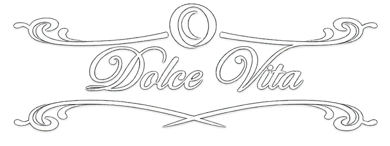 Logotipo decorativo con la inscripci&oacute;n &ldquo;Dolce Vita&rdquo; y elaborados adornos en gris claro sobre fondo blanco.